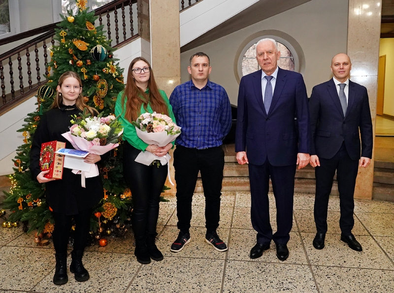 Восьмиклассница Добринской школы получила подарок от полномочного представителя президента в Северо-Западном федеральном округе