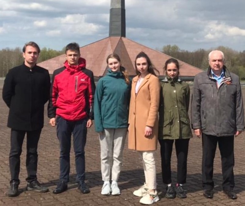Через века, через года, – помните! 
