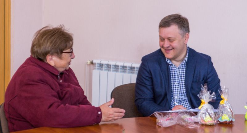 Пустых обещаний не дает, реально помогает людям