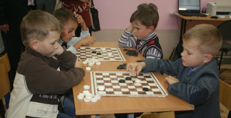 Играют в шашки первоклашки