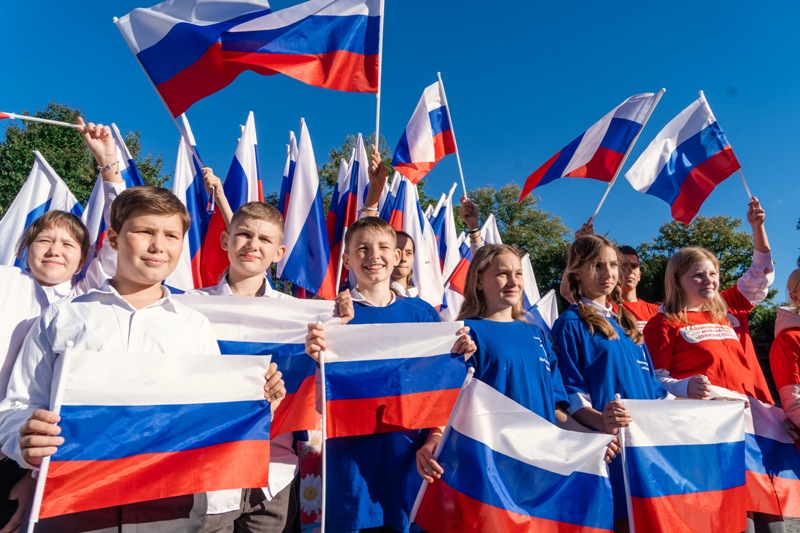 Гурьевчане вместе со всей страной отметили День воссоединения ДНР, ЛНР, Запорожской и Херсонской областей с Российской Федерацией!