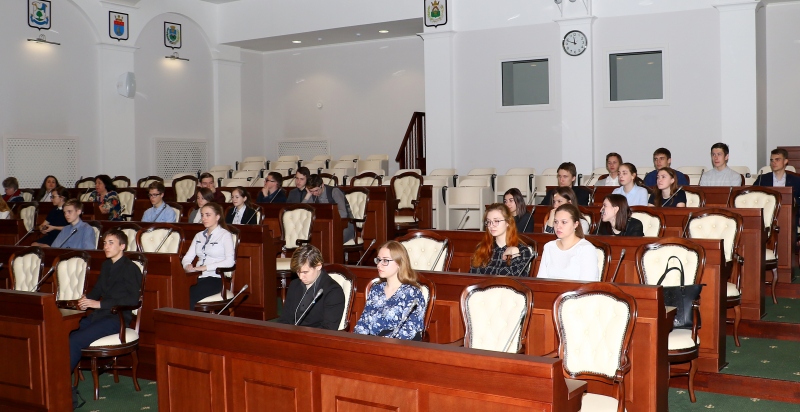 Гурьевские школьники пошли в парламент