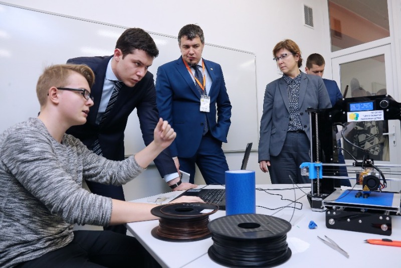 Антон Алиханов обсудил судьбу IT-отрасли в Центре развития одаренных детей пос. Ушаково