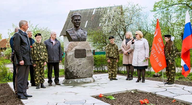 Открыли бюст Герою