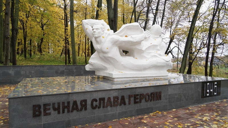 День народного единства ознаменовался в поселке Низовье торжественным открытием после реконструкции мемориального комплекса на братском захоронении