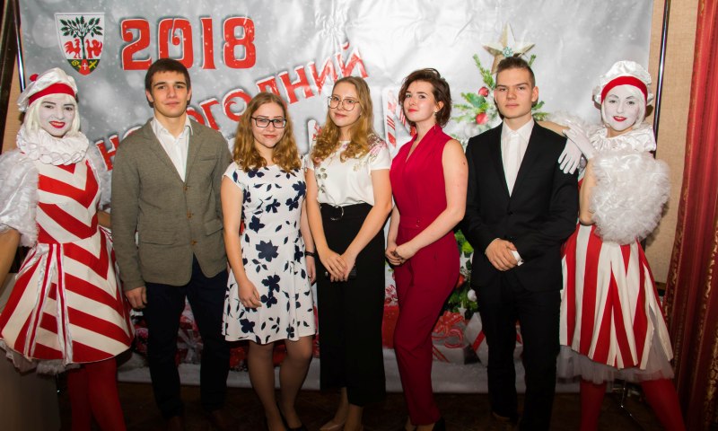 Новогодний бал молодежи: праздник достижений
