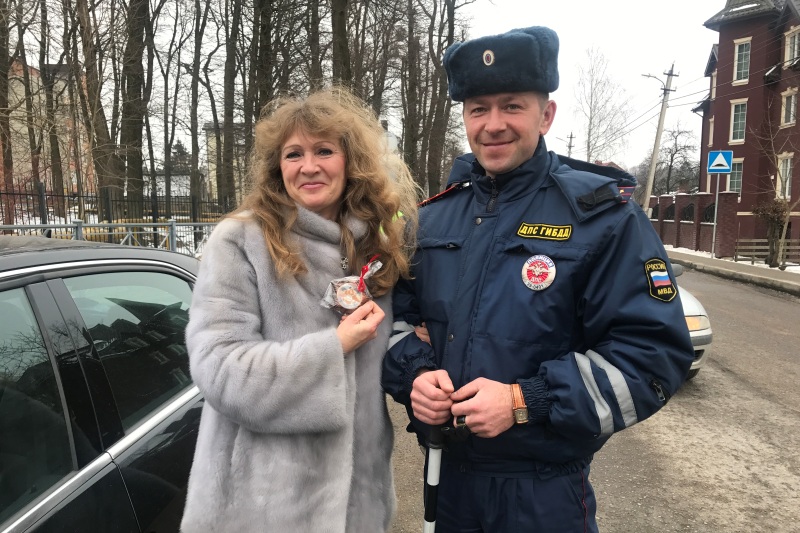 Внимание, всем постам: дамы за рулем!