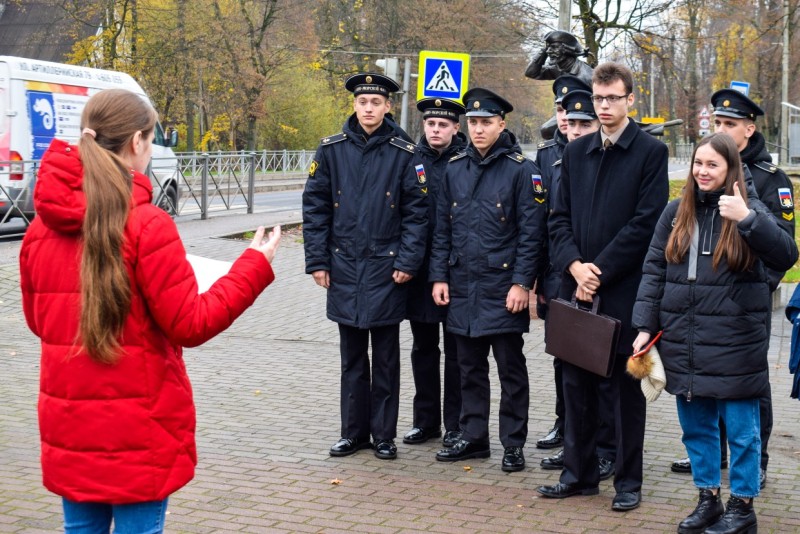 По памятным местам