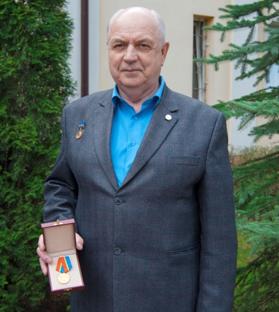 Удостоен медали за заслуги перед областью