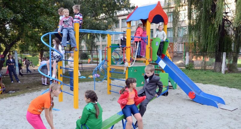 Конкретные дела: детские площадки, освещение и тротуары