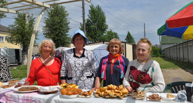 Накормили пирогами целый поселок