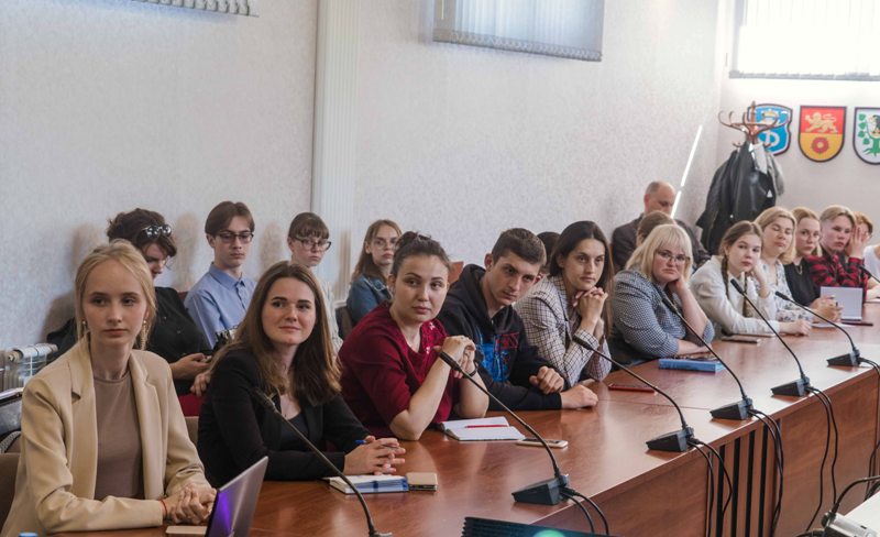 В администрации округа с молодежью пообщался один из самых известных креативщиков России Олег БАРМИН