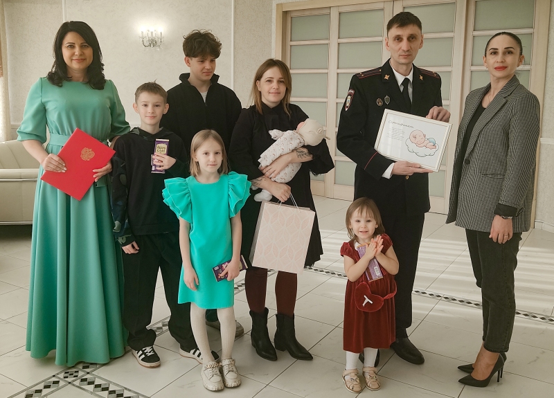 На днях в Гурьевском отделе ЗАГС жители поселка Луговое Дмитрий и Варвара БОНДАРЕНКО зарегистрировали пятого ребенка – Ванечку