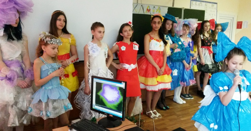 Ученики округа сшили дизайнерскую одежду из бытового мусора