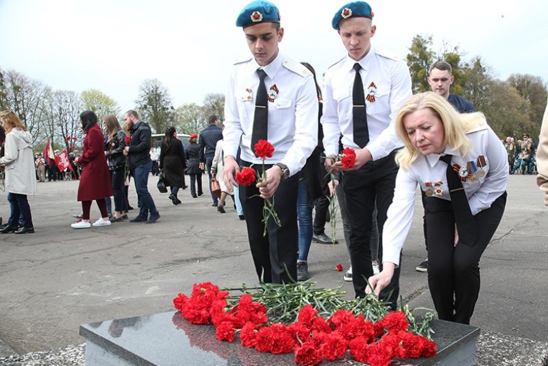 Героев помним поименно