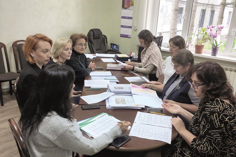 Поощрили лучших педагогов