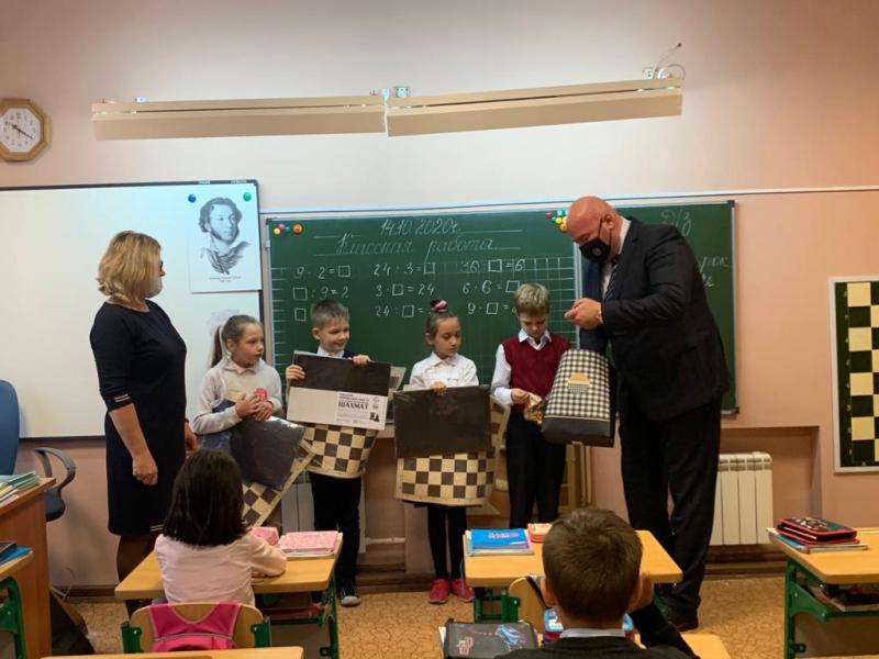 Подарок школьникам