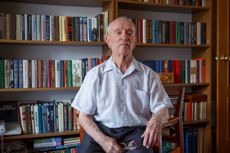 За 60 лет собрал 2 тысячи книг