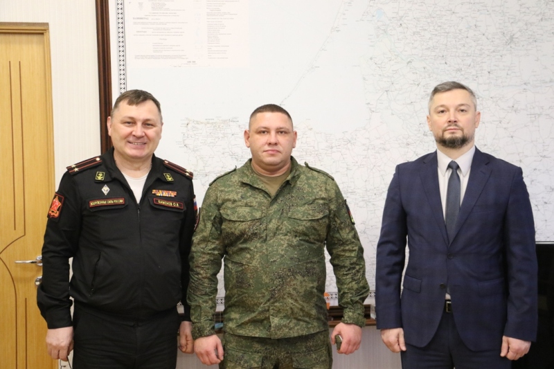 В администрации округа двум гурьевчанам из отряда «БАРС 39» вручили погоны с «лычками»