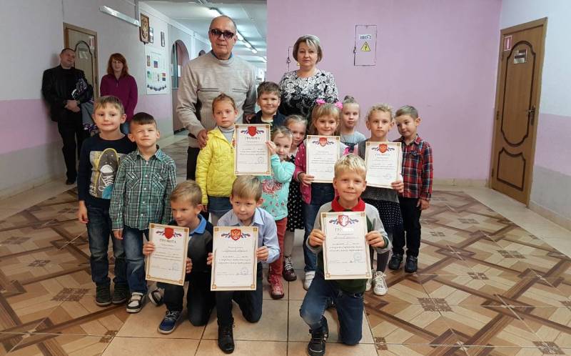 Играют в шашки первоклашки