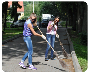 Вот уже две недели в гурьевском центральном парке без устали работают подростки из трудовой бригады.