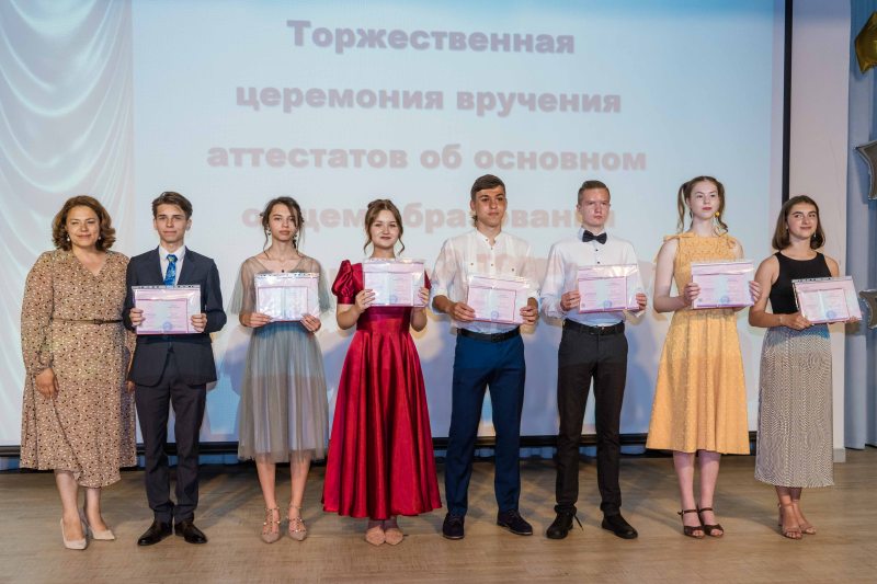 После успешной сдачи ОГЭ девятиклассники получили свои первые документы об уровне знаний. Аттестаты об основном общем образовании торжественно вручали во всех школах муниципалитета.