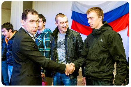 в центре культуры Гурьевска торжественно проводили 77 призывников нашего района, которые этой осенью пополнят ряды армии и флота.