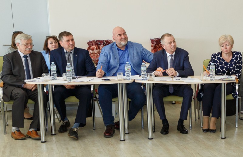 В жюри под председательством главы округа Алексея Курилова вошли председатель Гурьевской территориальной избирательной комиссии Алексей Сорокин, депутат окружного Совета депутатов Игорь Мазуркевич, председатель общественного Совета администрации округа Иван Бахов и заместитель председателя участковой избирательной комиссии № 85 Татьяна Троян.