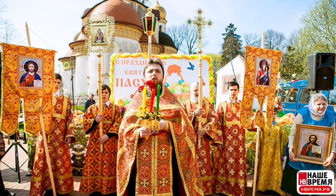Освятить куличи, посмотреть хороший концерт, да и просто отдохнуть всей семьей смогли все, кто пришел 20 апреля на центральную площадь Гурьевска встретить Пасху.