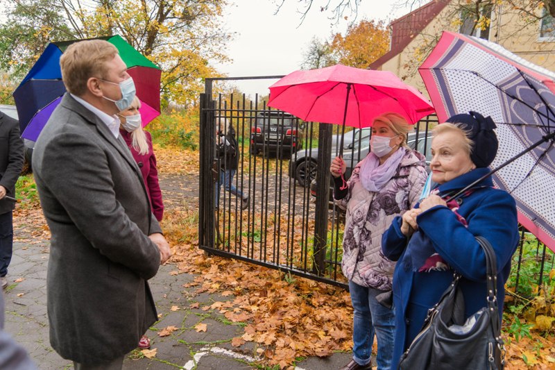 С рабочим визитом поселкиНовомосковскоготерриториального управленияпосетил депутатГосударственной ДумыАлександр Ярошук.Вместе с ним в них побывалии представителиадминистрации округаво главес первым заместителемглавы администрацииАртемом Карапитяноми председателемОбщественного советаИваном Баховым
