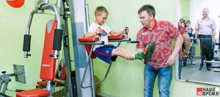 В спортивном клубе некрасовского Дома культуры теперь не просто здорово, а очень здорово! На днях сбылась мечта тренера Алексея Рекса и всех подростков и молодых людей, которые приходят сюда ежедневно заниматься спортом. Теперь у них есть новый многофункциональный тренажер - такой отличный подарок сделала им администрация округа.