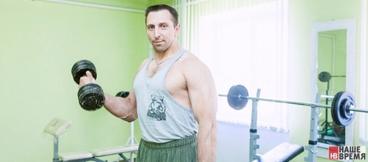 В спортивном клубе некрасовского Дома культуры теперь не просто здорово, а очень здорово! На днях сбылась мечта тренера Алексея Рекса и всех подростков и молодых людей, которые приходят сюда ежедневно заниматься спортом. Теперь у них есть новый многофункциональный тренажер - такой отличный подарок сделала им администрация округа.
