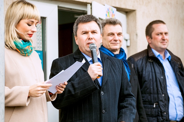 В понедельник, 24 марта, в поселке Дорожный Кутузовского административного района торжественно пустили газ. В этот день голубое топливо появилось в 32 домовладениях, в том числе и в доме многодетной семьи Александра и Марины Челикиных, у которых в гостях лично побывал глава округа Сергей Подольский, чтобы поздравить их с таким событием.