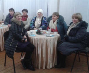 Активистки женского клуба «Хозяюшки» при маршальском Доме культуры и сами не скучают, и другим не дают.