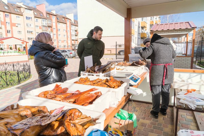 А на ярмарке в Гурьевске торговали всевозможной рыбой – вяленой, копченой, замороженной – скумбрия, лещ, окунь, семга (ИП Чорба), пирожками домашнего приготовления (ИП Шенцова), а еще был бельгийский шоколад с сублимированными ягодами, орехами и рисовыми шариками, изготовленный Ольгой Максименко