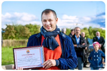 На фестивале областных городов, который впервые прошел в столице янтарного края в минувшую субботу, гурьевский район отличился, представив, в отличие от многих других муниципалитетов, не только сельское хозяйство и народные коллективы, но и современное производство, и получил грант в размере 1 миллиона рублей на реализацию своего проекта по благоустройству.