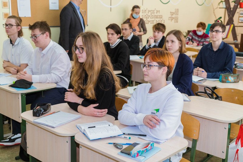 В «Школе будущего» что ни день, то происходит что-то интересное. В гости к ученикам приезжает много интересных людей. На этот раз учебное заведение посетили глава администрации округа Сергей Подольский и его заместитель Александр Токаев, которые лично решили познакомиться со старшеклассниками, узнать их планы на будущее и сказать в их адрес напутственные слова