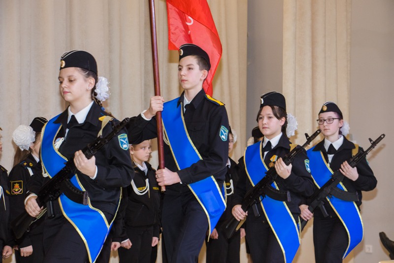 Конкурсы строя и песни, фестивали, уроки мужества, поездки в воинские части, развитие кадетского и юнармейского движений, встречи с ветеранами – это лишь малая часть тех мероприятий, в которые вовлечены дети и молодежь в нашем муниципалитете. Подробнее о патриотическом воспитании подрастающего поколения мы поговорили с главой Гурьевского округа Алексеем КУРИЛОВЫМ