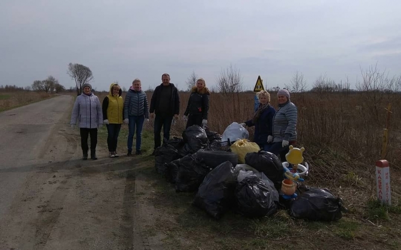 Активно присоединились к субботнику и сами жители. 
