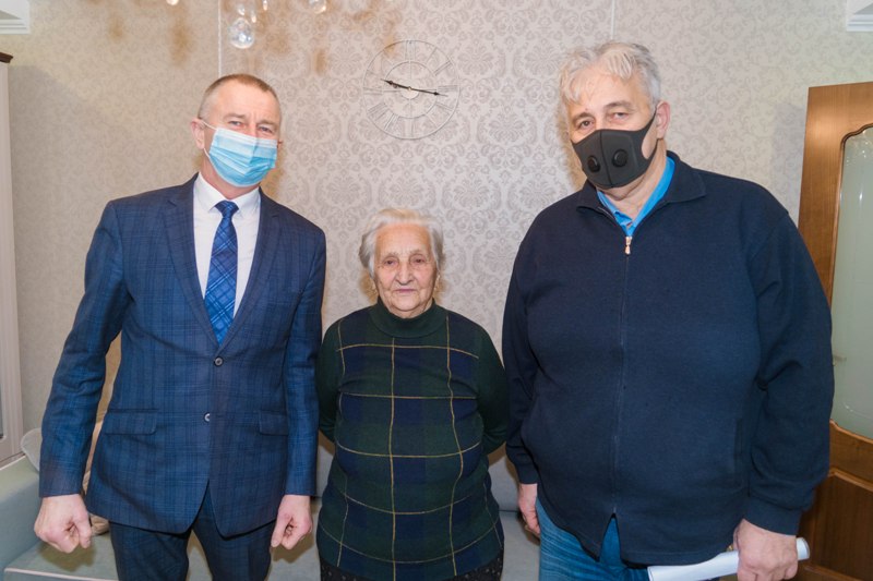 Жительнице поселка Константиновка – труженице тыла Валентине Балдиновой исполнилось 90 лет! Она прошла сквозь жизненные трудности и тяжелейшие годы войны, которые закалили ее характер и научили никогда не опускать руки, смотреть в будущее с добрыми помыслами и радоваться каждому дню