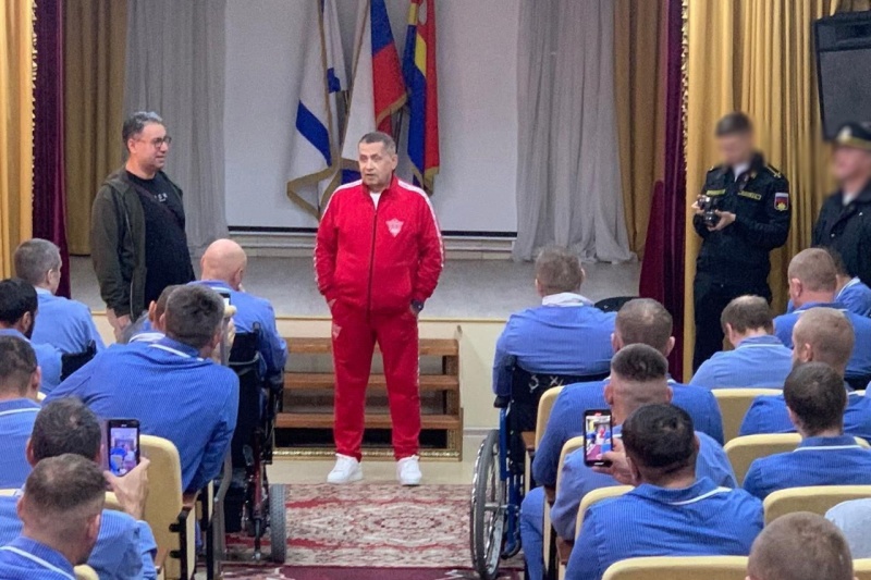 В госпитале имени Савулькина прошла творческая встреча лидера группы «Любэ» Николая Расторгуева с ребятами, проходящими лечение после ранения