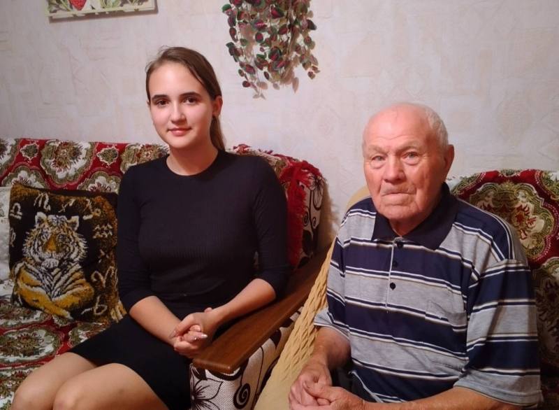 Неустанно удивляютнас талантами,в том числе –юные школьники округа.Вот еще один поводдля гордости.Ученица девятого классадобринской школыАлена Кацюк сталаодной из победителейрегионального этапаВсероссийского конкурсас международным участием«Правнуки победителей» 