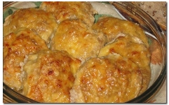 Запеченные котлетки со сметаной и сыром