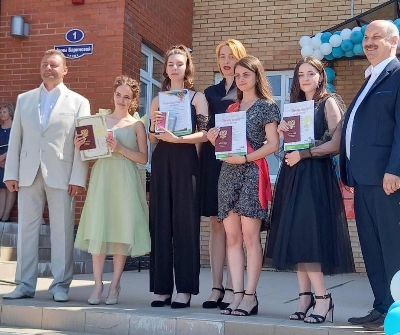 До свидания, детство! До свидания, школа! Поднят парус знаний, выверен маршрут к берегам далеким истинных призваний! В минувшую субботу выпускники 11-х классов округа получили аттестаты о среднем общем образовании, а те ребята, которые стали отличниками, – ценные подарки в рамках акции «Дневник»!
