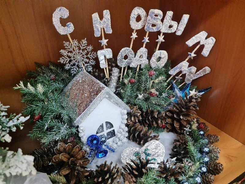 В нашем округе продолжается ежегодный благотворительный марафон «Свет Рождественской звезды». Им охвачено 12 тысяч ребятишек. Из 12-ти школ, 18-ти детских садов и местного ДЮЦа. На базе каждой образовательной организации проводятся ярмарки. Дети продают поделки, сделанные своими руками и с помощью родителей. И те, и другие старались на славу.