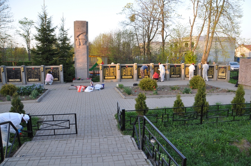 В преддверии 9 Мая приведена в порядок братская могила советских воинов в пос. Некрасово
