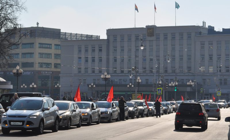 Калининградское отделение КПРФ провело автопробег в поддержку российской армии по демилитаризации и денацификации Украины под лозунгами: «Нет декоммунизации на Украине! И «Z» своих не бросаем!»