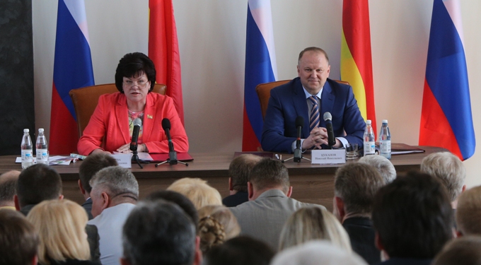 Губернатор Николай Цуканов выступил на заседании областной Думы с отчетом о результатах деятельности правительства за 2013-й год и представил послание об основных направлениях деятельности на 2014-й год.