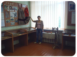 Лариса Куликова демонстрирует старинные сарафаны и кушак