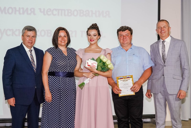 До свидания, детство! До свидания, школа! Поднят парус знаний, выверен маршрут к берегам далеким истинных призваний! В минувшую субботу выпускники 11-х классов округа получили аттестаты о среднем общем образовании, а те ребята, которые стали отличниками, – ценные подарки в рамках акции «Дневник»!